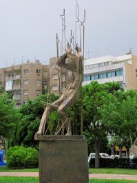 Нам не понять: горожанам не ясен смысл этих странных скульптур