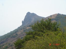 Как будь-то лягушка карабкается по горе. Крым, Судак.