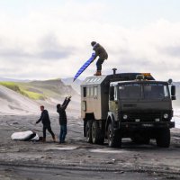 а вот серфмобили питерского серфера Сергея Расшиваева на Курилах