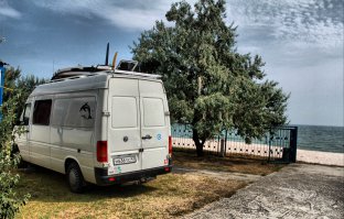 Да в принципе любой автомобиль можно назвать сёрфмобилем, но называть таким грузовые пикапы? или микроавтобусы с подъёмной крышей? как кемперы ничего,  а доски то куда класть? всё приведённые выше автомобили к серфингу относятся ни как. автор не серфер. вот мой напимер