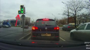 Регу загорелась стрелка на лево, соответственно с той стороны движение перекрыто красным сигналом светофора