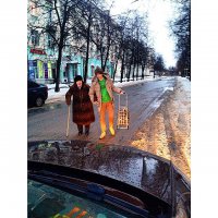 Просто взял и подвез бабулю до дома.
- Спасибо, голубушка, а то до дома идти далёко!