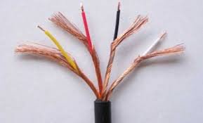 Это происходит только от жадности производителей, медь экономят сволочи. Делали добавочные жилы по питанию для кабеля и он начинал нормально работать. При необходимости могу сваять нормальный кабель и на 30 метров, раздельно хорошие экранированные жилы на Rx и Tx, и параллельно нормальное сечение на питалово. 
Да и все кто работал со звуком знаю много про передачу слабых сигналов на большие расстояния без потерь и искажений.

Вторая фотка для гиков van den hul d-102v
Каждый из двух проводников в кабеле состоит из 42 жил, изготовленных из особо чистой бескислородной меди с согласованной кристаллической структурой Matched Crystal OFC и покрытых слоем серебра. Сечение проводников составляет 19,7 AWG, а сопротивление составляет 3,1 Ома на 100 метров, что позволяет без существенных потерь передавать сигнал на большое расстояние. Экран соединителя состоит из 120 жильной оплетки и алюминиевой фольги, который закрывает проводники по всей длине.
Правда цена будет 1400 рублей за метр.
Но можно сделать на хорошем отечественном, будет еще лучше по характеристикам.