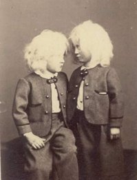 Напомнило детишек из "Американская История Ужасов 5: Отель"