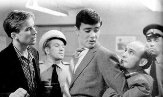 Я шагаю по Москве!
-А-а-а, гипнотизеры! Гипнотизируют до бесчувствия, а потом раздевают!!!