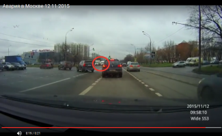 камазист ехал на красный, доказательство стоящий ряд. возможно у него тоже была стрелка зеленая направо, но вместе с красным не дает преимущества, даже если он хотел бы повернуть на право.