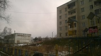 Вот таки брошенные военные городки есть там. Всё целое :)