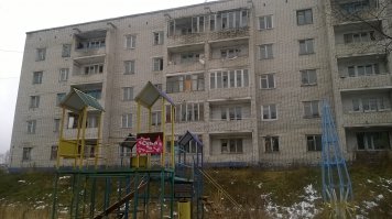 Вот таки брошенные военные городки есть там. Всё целое :)