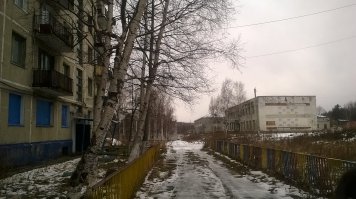 Вот таки брошенные военные городки есть там. Всё целое :)