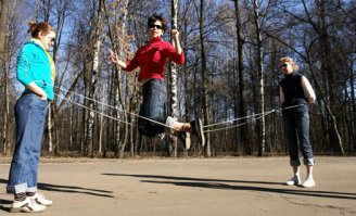 да.. в киндерах раньше такие игрушки классные были... и ларьки были, где можно было обменять повторяющихся на ту, которой  у тебя нет... а щас *овно какое-то кладут 
Дашь мальчику, который симпатичен, заполнить анкету, а потом дрожащими руками открываешь и смотришь, что и кто ему нравится :)
ахаха... блин, аж до слёз!
а ещё помню мамины вопли: вырубай свой интернет, мне надо позвонить! ах... в голове играют звуки подключения ))) чат, мать его, "кроватка" блин-блин-блин 
и вот чем на переменах и после школы занимались, а не курили по подворотням: