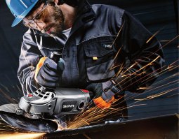 ... у меня племянник левша, но обе руки растут из причинного места, а приведенная иллюстрация  это просто издевательство какое то 
На УШМ специально есть два резьбовых отверстия для работы левой и правой рукой, но никак не в этом варианте 
Бош и Макита нервно курят не понимая ЗАЧЕМ????