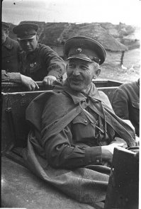 Жалко подписей нет к фотографиям , но вот на этих запечатлен Герой Советского Союза - Белов Павел Алексеевич