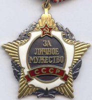 Какая-то тупая манипуляция на случайных фото.

По достижении 18лет мужчины были военнообязаны, а женщины имели обязательную трудовую повинность.

Трудовая повинность военного времени составляла всего 4 часа.

По своей инициативе можно было отработать ещё полную смену по специальности. (8 часов) 

При полном (тогда другого не было) трудоустройстве повинность была не обязательна, но на тебя смотрели как на дуру и предательницу. 

(вот почему медаль "герой труда" того времени не слабее "за отвагу", или "за мужество")



А детей до 18 тогда не нагружал никто. Даже немцы. Были единичные случаи, но это скорее исключения.