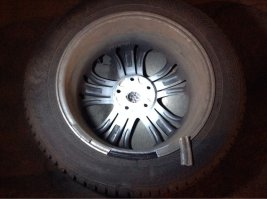 Вот, купил реплику. Первая же яма. - 2 колеса.
Самое обидное, что резина дорогая, выдержала удар. Только отломленный кусок диска прорезал самый край покрышки. В результате 2 диска по 4800 и одна покрышка, 8 хака, за 12400 в утиль. 
Сэкономил...