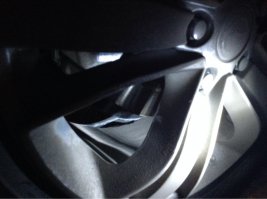 Вот, купил реплику. Первая же яма. - 2 колеса.
Самое обидное, что резина дорогая, выдержала удар. Только отломленный кусок диска прорезал самый край покрышки. В результате 2 диска по 4800 и одна покрышка, 8 хака, за 12400 в утиль. 
Сэкономил...