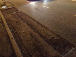 Обычная яма сделанная дорожниками для замена куска асфальта.