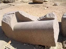 какими наемниками??? ))))) самому то не смешно?)))) технологическая цепочка? если сейчас у нас произойдет война и все нахрен к черту полетит, то через 10 000 лет что-то останется? Да нихрена. Есть даже фильм, жизнь после людей, ВВС кстати снимала, там как раз хорошо эта мысль доходит. Останутся только наши мегалитические сооружения, типа китайской стены, горы рашмор или Саяно-Шушенская ГЭС. а все остальное к черту сгниет. 

Нука, скажите, какие же наемники построили эти блоки сложной формы и срезали верхний слой гранита??? Давай, РАЗБЕЙ ЭТУ ТЕОРиЮ В ТЕЧЕНИИ ТРЕХ МИНУТ.

и кем доказано???? где доказательства??? ТЫ КУЙНЮ не мели. И что это ты мне тыкаешь? ели нормально дискуссировать не умеешь, то ни мели что попало и имей уважение. холоп