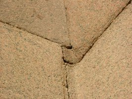 какими наемниками??? ))))) самому то не смешно?)))) технологическая цепочка? если сейчас у нас произойдет война и все нахрен к черту полетит, то через 10 000 лет что-то останется? Да нихрена. Есть даже фильм, жизнь после людей, ВВС кстати снимала, там как раз хорошо эта мысль доходит. Останутся только наши мегалитические сооружения, типа китайской стены, горы рашмор или Саяно-Шушенская ГЭС. а все остальное к черту сгниет. 

Нука, скажите, какие же наемники построили эти блоки сложной формы и срезали верхний слой гранита??? Давай, РАЗБЕЙ ЭТУ ТЕОРиЮ В ТЕЧЕНИИ ТРЕХ МИНУТ.

и кем доказано???? где доказательства??? ТЫ КУЙНЮ не мели. И что это ты мне тыкаешь? ели нормально дискуссировать не умеешь, то ни мели что попало и имей уважение. холоп