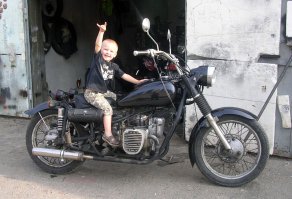 Который теперь подрос до маленького байкера