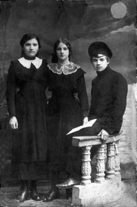 Слева моя прабабушка. 1898 г.