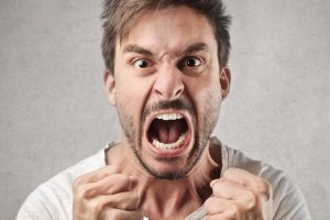 Самое смертоносное животное в мире это человек.
Убивает и других животных и себе подобных.