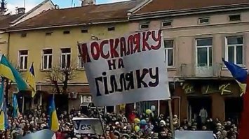 А вот такие лозунги от большого ума толпы скандируют? Съездили бы Вы на Украину и изучили бы вопрос изнутри. Уверен, что от Вашей "любви" не осталось бы и следа.