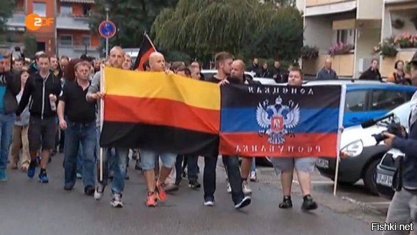 в городке Хаиденау фашисты вместе с простыми немцами протестовали против беженцев махая
Русско-Немецкими Флагами