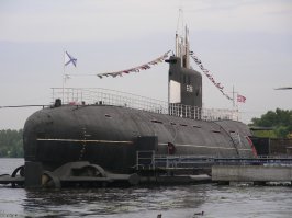 Большая дизельная подлодка Б-396 на набережной, работающая как музей. +7 (499) 729 66 62
улица Свободы, владение 50-56. м.Сходненская. 7 минут пешком.  Б-396 «Новосибирский комсомолец» — советская дизель-электрическая подводная лодка 2−го поколения отечественного судостроения. С 2006 года работает как туристический объект в музее ВМФ в парке «Северное Тушино» на берегу Химкинского водохранилища в Москве.
Подлодка была построена в 1979 году на заводе «Красное Сормово» в Нижнем Новгороде, по проекту 641Б «Сом». Несла службу с 1980 по 1998 год, совершая боевые походы в Средиземное море, Атлантике, у западного побережья Африки, а также в Баренцевом и Норвежском морях. После её списания в 1998 году была выкуплена московскими властями для будущего музея истории флота и судостроения.
В интерьере подводной лодки многое изменено. Например — проемы в переборках между отсеками лодки для того, чтобы инвалиды-колясочники смогли посетить музей. При этом полностью сохранены шесть торпедных аппаратов, а также часть мин и торпед. Центральный пост управления превращен в экспозиционный зал.
