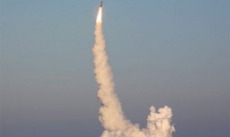 С подлодки «Владимир Мономах» успешно запустили две «Булавы»
Ракетный подводный крейсер стратегического назначения Северного флота «Владимир Мономах» произвел успешную залповую стрельбу двумя межконтинентальными баллистическими ракетами «Булава» из акватории Белого моря по полигону Кура на Камчатке. Об этом «Интерфаксу» сообщили в Минобороны России.