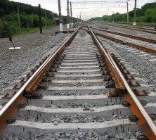 Не правильный ответ. Для компенсации температурных расширений рельсов через определенные промежутки устанавливают уравнительные рельсы. Так же их устанавливают при подходах к стрелочным переводам на станциях, а также они могут быть установлены перед крупными мостами.
