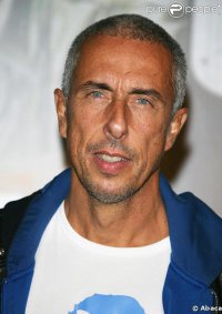 Биби Насери - младший брат. Известен ролью наркобарона в "13-м районе"