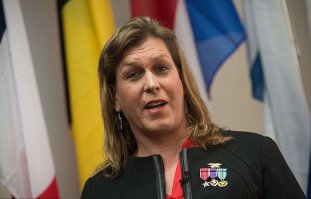 пока в НАТО вот такие генералы трансгендеры, терроризм им не победить!!! потому что педики только о  }{уях думают!!!