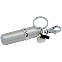 Вообще то брелок для денег, это ни что иное как канистрочка для бензина Zippo! Там на колечке должна быть металлическая пластина для винта и резиновая трубочка для кремня.