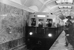 это не первый тип состава... поручни другие... окна машиниста другие...
вот например первый поезд в депо в Дачное приехал и на Кировский завод