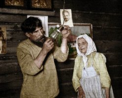 Кто там на заднем плане,рядом с иконами на фото? Похож на Щорса.