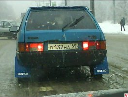Автор забыл про брызговики. И совсем не в курсе как устроен антистатик. Он действительно работал при грамотном использовании.