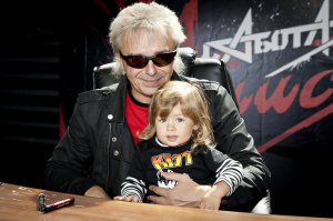 А в качестве колыбельной просит петь Куклу Колдуна =)