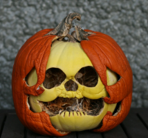 Да блин! Вы хоть смотрите под какими заголовками какие картинки.
"Корона Британской империи Великобритания 2868 алмазами, 273 жемчужинами, 17 сапфирами, 11 изумрудами и 5 рубинами." 
больше всего "порадовала"