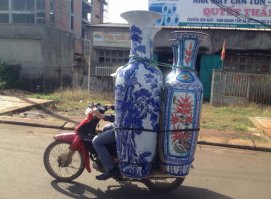 Везёт и молится, чтобы чёрная кошка  не перебежала  дорогу!