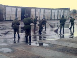 Счастливые люди. Мы ломами лужи с плаца убирали