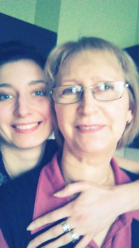 25 и 63 года ) никогда не возникает вопросов чья я дочка )