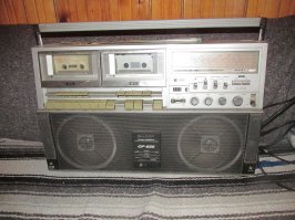 Вот что удалось купить у старенького сотрудника минвнешторга СССР несколько лет назад. Причем дедуган продавал его как бытовой прибор Б/У, а не как раритет. 
Состояние идеальное. Даже наклейка сверху сохранилась. А какое классное, ностальгическое звучание.
И кассет он мне дал в придачу. Есть и известные исполнители,но половина - абсолютно забытые ныне имена.  Рафаэла Карра, Социаль продукт, Хэррис, Бони Дзякс и, совершенно неожиданно наш трешовый Облачный край.