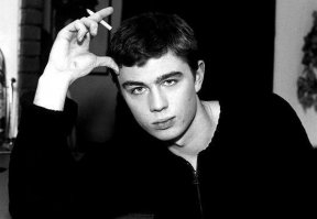 а как можно уронить то что они и не поднимали?!
поднять еще выше - это да, но как-то ни о ком этого и не скажешь...
вот Сергей Бодров - сын, еще выше поднял фамилию Сергея Бодрова - отца, но, по независящим от него причинам, не смог поднять еще выше, но та планка, которую он поднял, сохраняется до сих пор, и из его ровесников мало кто ее достиг...