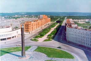 Пьяный дом в моём родном Оленегорске. полной фотки не нашёл, до дом (справа) имеет ещё один изгиб. дом тот, что слева, тоже прямотой не блещет, имеет разное количество этажей в разных местах)))) вообщем когда архитекторы создавали сей проспект, они изрядно повеселились.