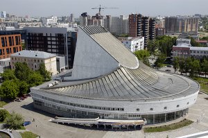 ТЮЗ бывший в новосиирске. помоему глобус сейчас называется.