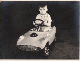 а это я в 75 году.довелось тестировать новую модель,которую батя пытался в производство внедрить. не пошла..