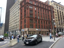 Вот так выглядят машины скрытого патрулирования в США.
Но по антенне на багажнике, полной тонировке и стробоскопам за решеткой радиатора их все равно можно распознать. Под капотом под 500 кобыл, чтобы догнать любого нарушителя. А патрулирование на обычных гражданских машинах в Москве я помню еще в 90-е :)