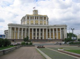 Еще здание театра Российской (Советской) армии на Суворовской площади. Строительство закончено к началу сороковых. Архитектор Алабян. В плане имеет форму пятиконечной звезды. Во время войны пришлось особо маскировать это строение, т.к. ориентир для Люфтваффе слишком заметный.