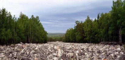 Летом тоже интересно смотрится. 
Все эти глыбы лежат в 3—4 слоя, т.е. от поверхности до грунта примерно 3—6 метров. Главное, чтобы нога меж камней не провалилась, а то будет как в «127 часов».
