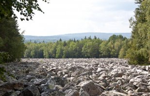 Летом тоже интересно смотрится. 
Все эти глыбы лежат в 3—4 слоя, т.е. от поверхности до грунта примерно 3—6 метров. Главное, чтобы нога меж камней не провалилась, а то будет как в «127 часов».